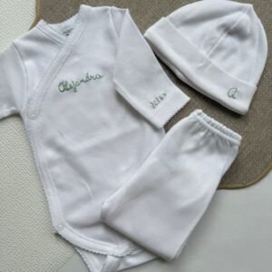 Primera Puesta Artesanal Bordada a Mano – Un Regalo Único para Bebé